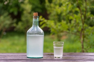 Зрение или жизнь: Врач объяснил, почему безопасного самогона не бывает