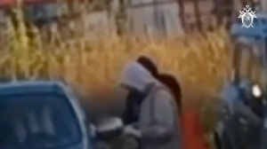 Камеры сняли двух подростков при попытке насмерть отравить российского военного