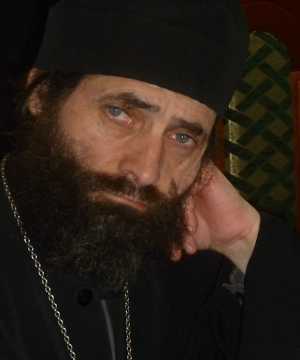 Если маленький ребёнок ходит по тротуару и тянет в рот всякую дрянь, ему по руке шлёпнут разочек — он поймёт, что такое брезгливость и как нужно вообще к этому относиться. А мы шлёпнуть не можем людей, мы не маленькие дети, наши слушатели — это не малыши. Но вот эту идею брезгливости к чужеродным и враждебным воздействиям надо развивать.