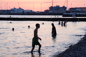 Эвакуацию отдыхающих на пляжах Сочи во время атаки БПЛА сняли на видео
