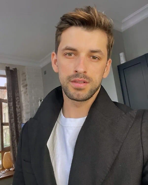 Прежде чем понять, как правильно носить резинку для волос, чтобы выглядеть стильно, нужно избавиться от тех резинок, которые визуально делают из вас провинциалку. А к таким резинкам относятся жёсткие, которые ломают волосы. Выбирайте объёмные, мягкие резинки, которые не будут повреждать волосы и не слишком стягивать их. Лучше всего, если вы ориентируетесь на комфорт и качество, а не на дешевизну резинки.