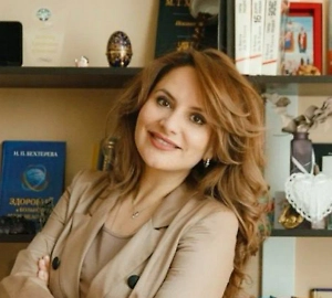 Что же в фокусе современного мужчины? Эмоциональная зрелость и стабильность: способность регулировать свои эмоции, не сваливая ответственность на партнёра. Самостоятельность и целостность: наличие своей жизни, интересов, целей. Уважение и принятие: признание права партнёра на автономию, его выборов, его индивидуальности.