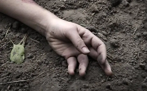 Вырвали ногти, избили: Родной отец с мачехой запытали 10-летнюю девочку и выбросили на трассу