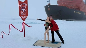 Гимнастка Мария Рослякова первой выступила на Северном полюсе, установив рекорд