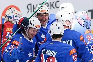 Захарова сочла извращённой идею команды Байдена выслать Овечкина из США