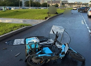 Два человека погибли в ДТП с мотоциклом и электровелосипедом в Москве