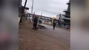 «Облако дыма»: Рабочий в противогазе показал видео бегства с завода в Стерлитамаке после взрыва