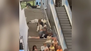 Сотни людей на полу: Появилось видео коллапса в аэропорту Сочи из-за задержания 80 рейсов