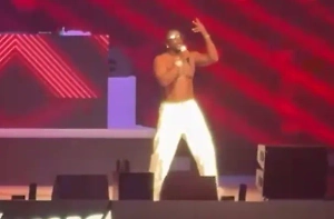 Матрёшки и слёзы: Фанаты дождались рэпера Akon после концерта в Москве, но тот просто уехал