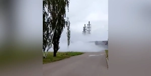 Стена дыма: Завод в Башкирии сняли на видео после мощного взрыва с 15 ранеными