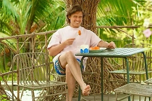 Борется за каждый рубль и летает экономом: Раскрыт гонорар за выступления «главного бездельника» России