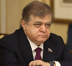 Бесполётная зона над Украиной — это вопрос очень сложный и опасный. А кто её будет соблюдать? Сами страны НАТО готовы соблюдать бесполётную зону? Мне кажется, они в своём русофобском мире просто потеряли страх. Хорошо бы взять старые учебники истории почитать, чем для Польши заканчивались вылазки против России.