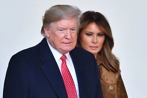 «Ну и холод!»: По губам Трампа прочли, о чём он шептался с женой по прилёте в Британию