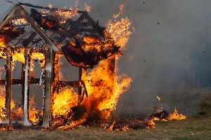 Мать бросила троих детей гореть заживо в доме и ушла гулять с любовником