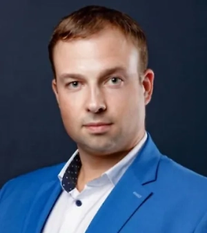 Крупную рыбу (лещ, карп) стоит потрошить и надрезать вдоль хребта. Обязательна засолка. Используйте 15–20% соли от веса рыбы (на 1 кг — 150–200 г). Выдержите в рассоле 2–3 дня (мелкую) или 5–7 дней (крупную). Идеально сушить при температуре 18–25°C. На жаре (+30°C и выше) рыба «запарится», а не высохнет. Рыба подвешивается в тени под навесом или на сквозняке (на балконе, в сарае). Накройте тушки марлей или сеткой, предварительно смоченной в уксусе.