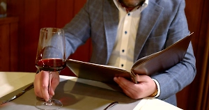 Министр финансов предложил разрешить москвичам выпивать бокал вина или пива в обед