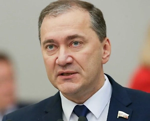 Непонятно, на какую аудиторию рассчитаны данные образы. На руках Зеленского и его окружения — кровь украинцев, он продолжает выступать за эскалацию конфликта и присягать на верность Западу. И в принципе представлять его в подобном образе — кощунство.