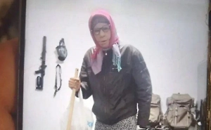 «‎Бабушка-убийца»‎ попала на видео при закладке бомбы под авто главы военного завода. И оказалась парнем