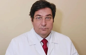 Причины — в комплексном воздействии современной среды и образа жизни. Загрязнение воздуха, химические вещества и пищевые добавки нарушают работу иммунной системы. «Западная» диета с обилием обработанных продуктов и сахара вредит микробиому кишечника. Излишняя гигиена в детстве, по знаменитой «гигиенической гипотезе», не даёт иммунитету научиться правильно отличать врагов от друзей. Добавьте к этому хронический стресс, недостаток витамина D и генетическую предрасположенность.