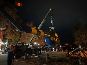 В Полтаве на месте снесённого памятника Петру І установили вертолёт Ми-2