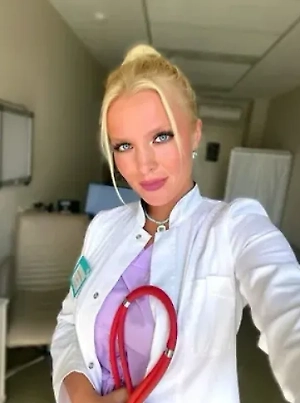 Что касается глаз, холод уменьшает отёчность век и снимает напряжение, усталость. Он расслабляет мышцы вокруг глаз и снимает спазмы аккомодации, которые возникают при длительной работе за экраном. Однако слишком тугая маска может нарушить кровоток и вызвать временное затуманивание зрения.