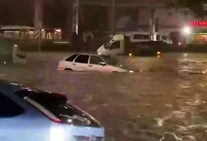 Сильное наводнение после проливных дождей затопило крупные города Дагестана