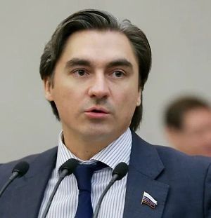 Это вполне разумная цифра, поскольку многие люди, получая в качестве дивидендов или зарплат огромные суммы — например, 5 или 10 миллионов рублей в месяц, а также годовые премии, исчисляемые десятками или сотнями миллионов рублей, — в обычной жизни потратить их практически не могут. Эти зарплаты и бонусы — это всё уже за гранью обычных человеческих потребностей и возможностей. Такие люди становятся отдалёнными от реальности гражданами. Поэтому я считаю, что налог в 30 процентов на доходы свыше 50 миллионов рублей в год — абсолютно разумный механизм.