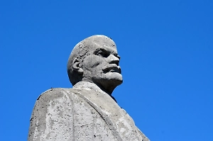 «‎Так по-кощунски!» Памятник Ленина в российском селе заменили на «‎петуха»