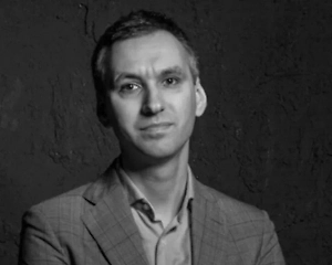 Существуют не очень добросовестные производители. Поскольку многое готовится не по ГОСТу, а по ТУ, или для собственных торговых марок допускаются отступы от классических рецептов, то в полуфабрикатах могут заменить часть мяса салом или свиной шкуркой, из-за чего продукт станет более жирным, но на упаковке КБЖУ могут быть указаны идеально.