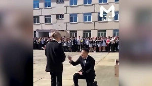 В Бурятии учитель сделал предложение коллеге на школьной линейке 1 Сентября