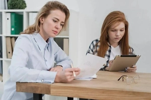 Зумерам запретили брать родителей на собеседования