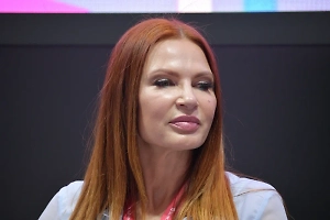 Я с самого 1 сентября была очень активным ребёнком. Прозвище в школьные годы у меня было одно — Блёданс. Разве можно придумать более яркое прозвище, чем моя фамилия? Поэтому никогда у меня не было никаких других прозвищ. Иногда меня это обижало, но сейчас уже всё равно.