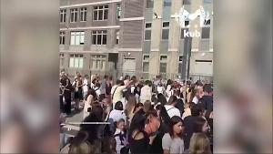 Рыдания первоклашек и жара: На видео сняли давку в российской школе 1 Сентября