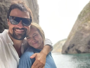 Акиньшина и Козловский рассекретили свой роман, показав фото с отдыха