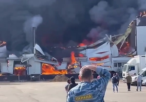 Огромный пожар охватил склад с мебелью в Подмосковье, огонь может перебраться на конюшни