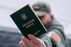 Жёсткое задержание курьера военкомами в Тернополе попало на видео