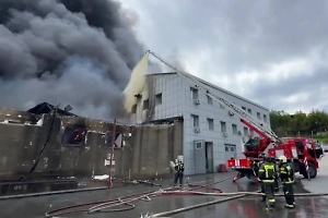 Три человека пострадали при пожаре на складе стройматериалов во Владивостоке