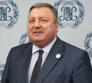 Польша понимает, что начинается раздел ресурсов как внутри Европейского союза, так и за его рамками, поскольку новых поступлений не происходит. &lt;...&gt; Отсюда и возникает проект под названием «Нападение России на Польшу». В целом именно отсюда появляется массированная провокационная кампания, которая должна заявить, что Польша подверглась нападению со стороны России и что Польше нужно действовать. На самом деле Польша в большей степени кричит не о статье устава НАТО, а «давайте деньги, мы тут подверглись опасности».