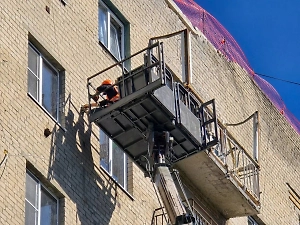 Слюсарь осмотрел, как идёт ремонт домов, пострадавших от атаки БПЛА в Ростове