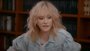 В 12 или 13 лет бабушка на Святки мне на палец навязала ключ и под подушку замок положила. Сказала мне, что я должна сказать: «Суженый-ряженый, покажись!» Я это сказала, не придавая значения, и заснула. Утром надо было выйти на улицу с творожным сочнем, который бабушка испекла, и спросить первого встречного, как его зовут.