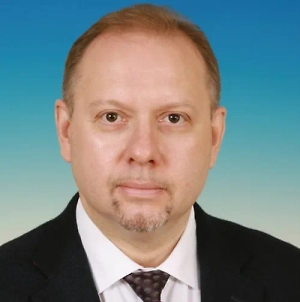 Что касается сухого закона на время проведения СВО — идея хорошая. Насчёт всей страны — не уверен, но в зоне спецоперации трезвость необходима однозначно. Пьяный солдат может не заметить приближающийся дрон, выстрелить в неправильном направлении, неправильно взаимодействовать с товарищами и неверно отреагировать на ситуацию. Даже одна лишняя рюмка, выпитая там, может привести к горю для его жены, детей и матери.