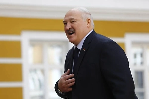 Трамп подарил Лукашенко сувенирную кепку с цифрами 45 и 47