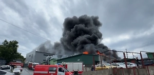 Во Владивостоке потушили пожар на складе, один человек погиб