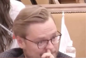 «Это стрём»: Одесского депутата застали за ковырянием в носу на заседании горсовета