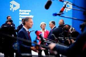 Орбан призвал впавшую в милитаристский угар фон дер Ляйен уйти в отставку