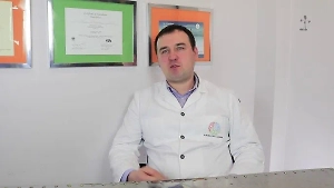 Судя по последним кадрам, Алла Борисовна прибегала к целому комплексу процедур. Это, скорее всего, круговая подтяжка лица с элементами нижней блефаропластики и инъекционная коррекция подбородочной зоны. В её возрасте такие вмешательства дают неоднозначные результаты: ткани теряют упругость, регенерация замедляется, поэтому рубцы и изменение контуров лица становятся более заметными.