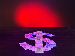 Песков объяснил рост курса доллара рыночными процессами