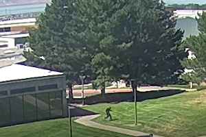 ФБР опубликовало видео побега стрелка, который скрылся после убийства Кирка