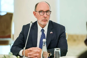 Внук Шарля де Голля попросил Юнашева передать Путину просьбу о гражданстве