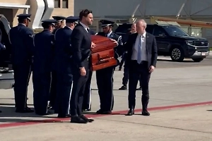 Джей Ди Вэнс доставил гроб с телом политика Кирка в Аризону